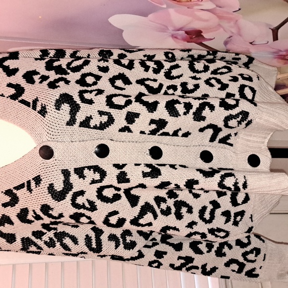 NWT OVERSIZE CARDIGAN - Picture 3 of 7